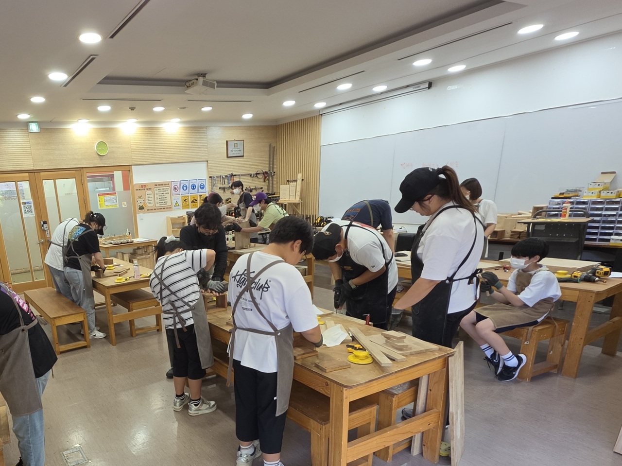 20260922 성남시청소년청년재단 판교유스센터, 네오위즈 임직원 가족과 목공 체험 진행.jpg