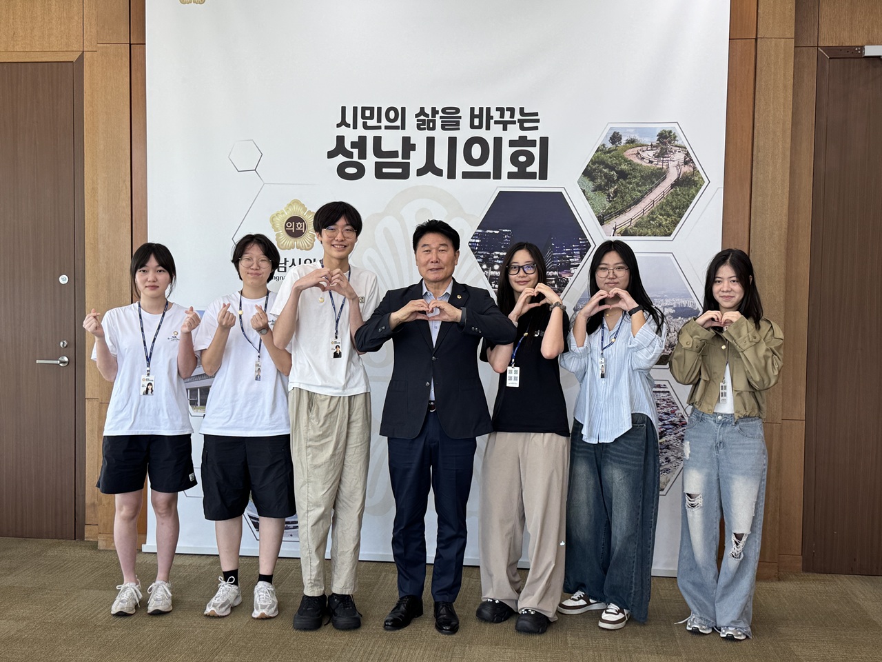 20260907 성남시청소년청년재단 제10대 성남시청소년의회, 성남시의회 의장과 만나다(단체사진).JPG